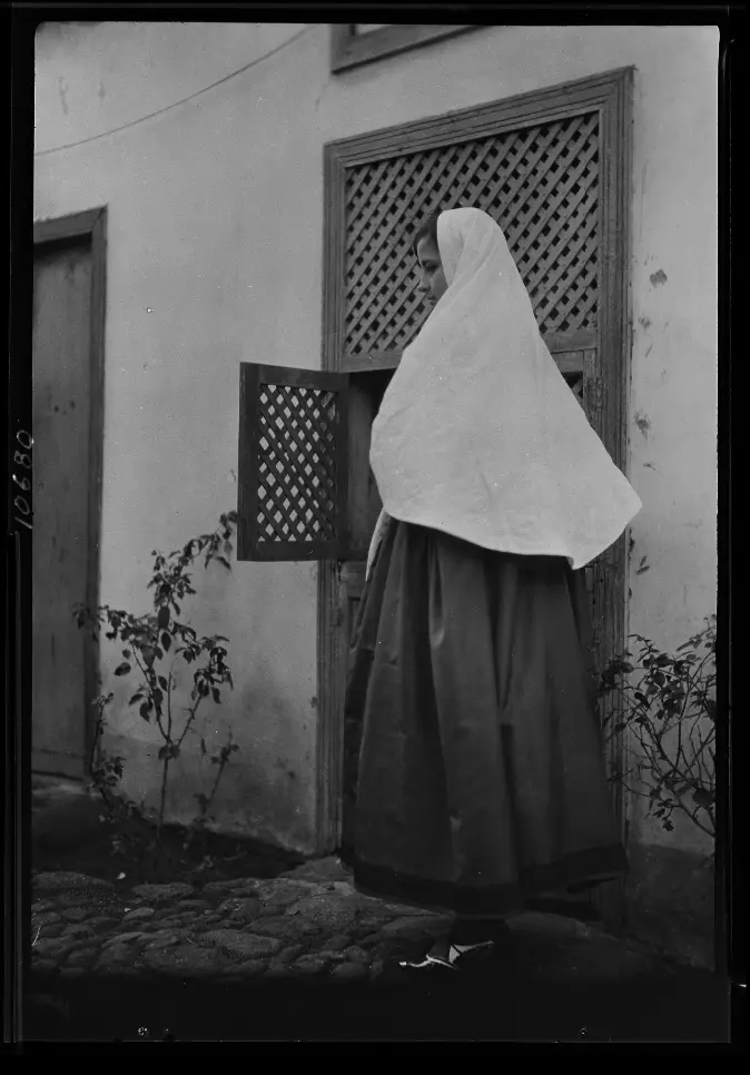 Mujer con mantilla para la misa de alba